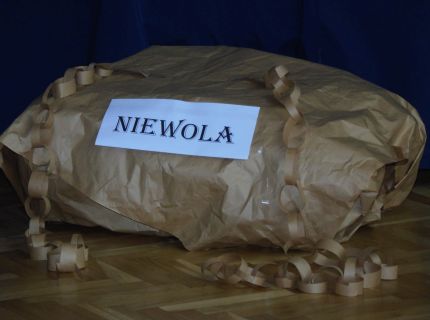dekoracja z napisen niewola